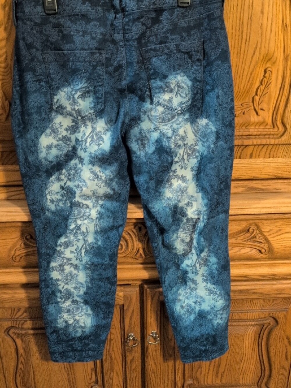 Bandolino Blue Patterned Cropped Jeans - Picture 3 of 3